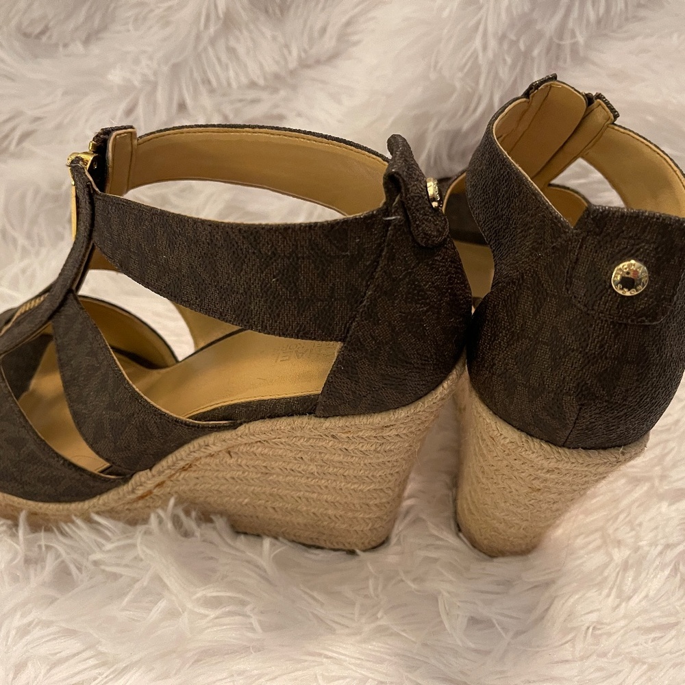 MICHAEL KORS DAMITA WEDGE SIGNATURE SANDALS SIZE 7.5